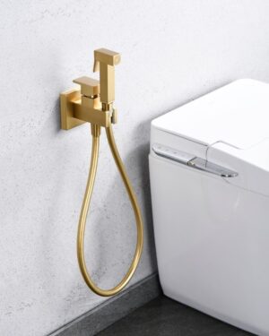 Chuveirinho higiênico dourado Irlanda com acabamento em ouro escovado.