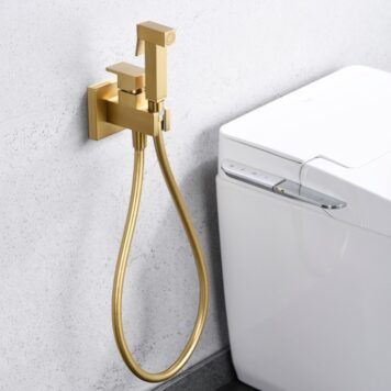Chuveirinho higiênico dourado Irlanda com acabamento em ouro escovado.
