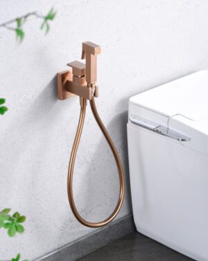 Chuveirinho higiênico Irlanda em ouro rosa escovado para banheiros modernos.