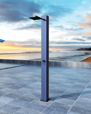 Chuveiro de jardim Phoenix AAO em aço inox S316 instalado em área externa