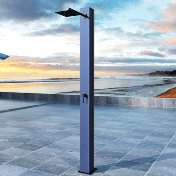 Chuveiro de jardim Phoenix AAO em aço inox S316 instalado em área externa
