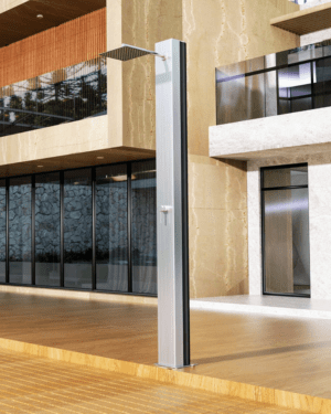 Chuveiro de jardim Phoenix AC em aço inox S316 instalado em área externa