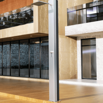 Chuveiro de jardim Phoenix AC em aço inox S316 instalado em área externa