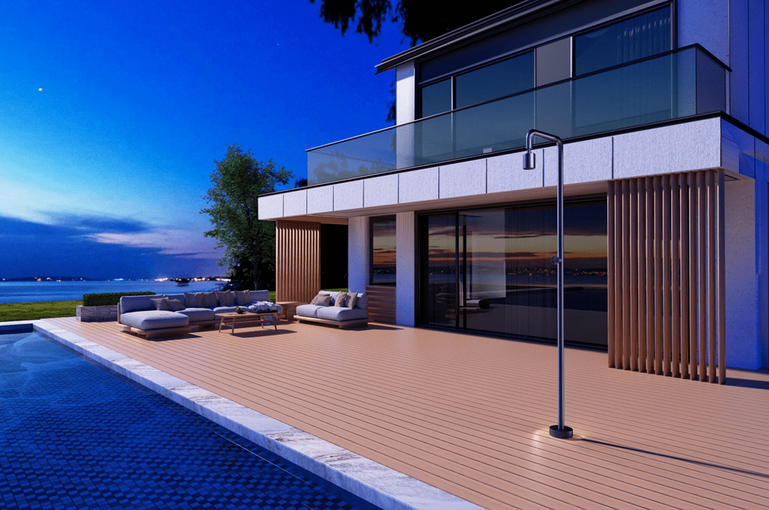 Chuveiro exterior para piscina inox Azul Oceano instalado em área de piscina
