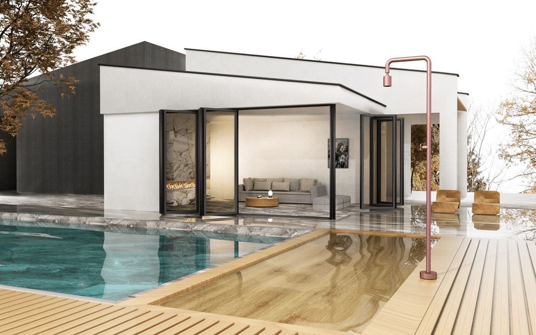 Chuveiro exterior para piscina inox Rosa Coral instalado em área de piscina