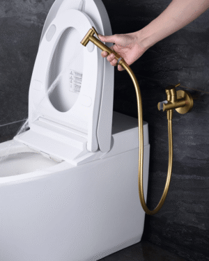 Chuveiro higiénico dourado Munich com revestimento PVD instalado em casa de banho moderna elegante