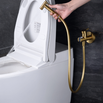 Chuveiro higiénico dourado Munich com revestimento PVD instalado em casa de banho moderna elegante