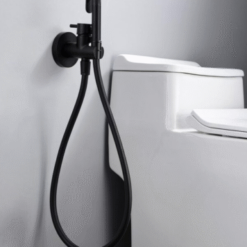 Chuveiro higiénico preto Munich com misturadora água quente fria instalado