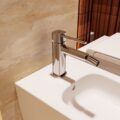 Torneira de bidé TOSCANA cromada instalada num ambiente de casa de banho moderno.
