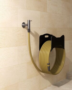 Torneira de parede Arches em aço inox S.316 escovado instalada com mangueira de jardim.