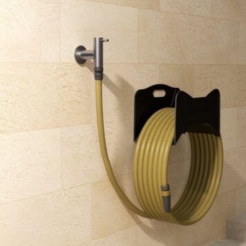 Torneira de parede Arches em aço inox S.316 escovado instalada com mangueira de jardim.