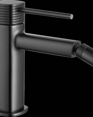 Torneira bidé Imex série Firenze em acabamento black gun metal com fundo preto.