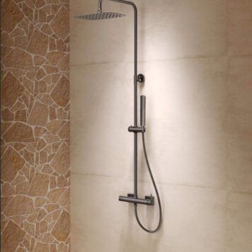 Sistema completo do conjunto de duche IMEX com acabamento Black Gun Metal fixado na parede.