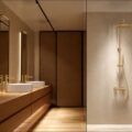 Casa de banho moderna com rampa de duche monocomando Série Toscana em Ouro Escovado instalada em ambiente elegante.