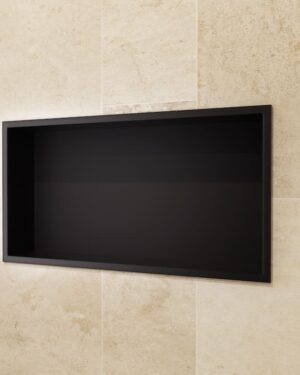 Nicho para duche Pacific 63x33cm em aço inox preto mate instalado na parede.
