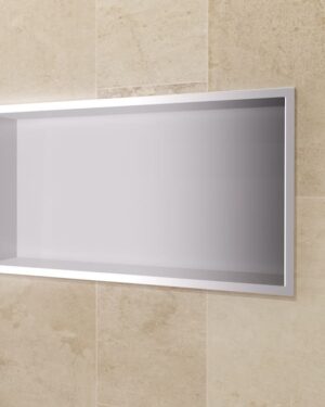 Nicho para duche Pacific 63x33cm em aço inox níquel escovado instalado na parede.