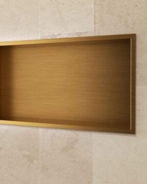 Nicho para duche Pacific 63x33cm em aço inox com acabamento PVD Ouro Escovado instalado na parede.