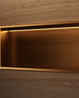 Nicho de encastrar com luz LED Oceanic 33x63cm em aço inox Ouro Escovado PVD instalado.
