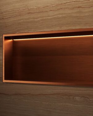 Nicho de encastrar com luz LED Oceanic 33x63cm em aço inox Ouro Rosa Escovado PVD instalado.