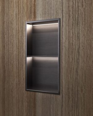 Detalhe das prateleiras do nicho de encastrar Marshall em tom gun metal com luz LED.