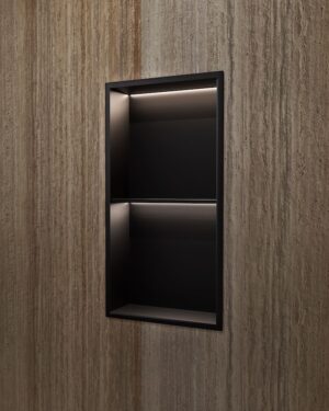 Detalhe das prateleiras do nicho de encastrar Marshall preto mate com luz LED.