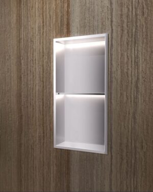 Detalhe das prateleiras do nicho de encastrar Marshall níquel escovado com luz LED.