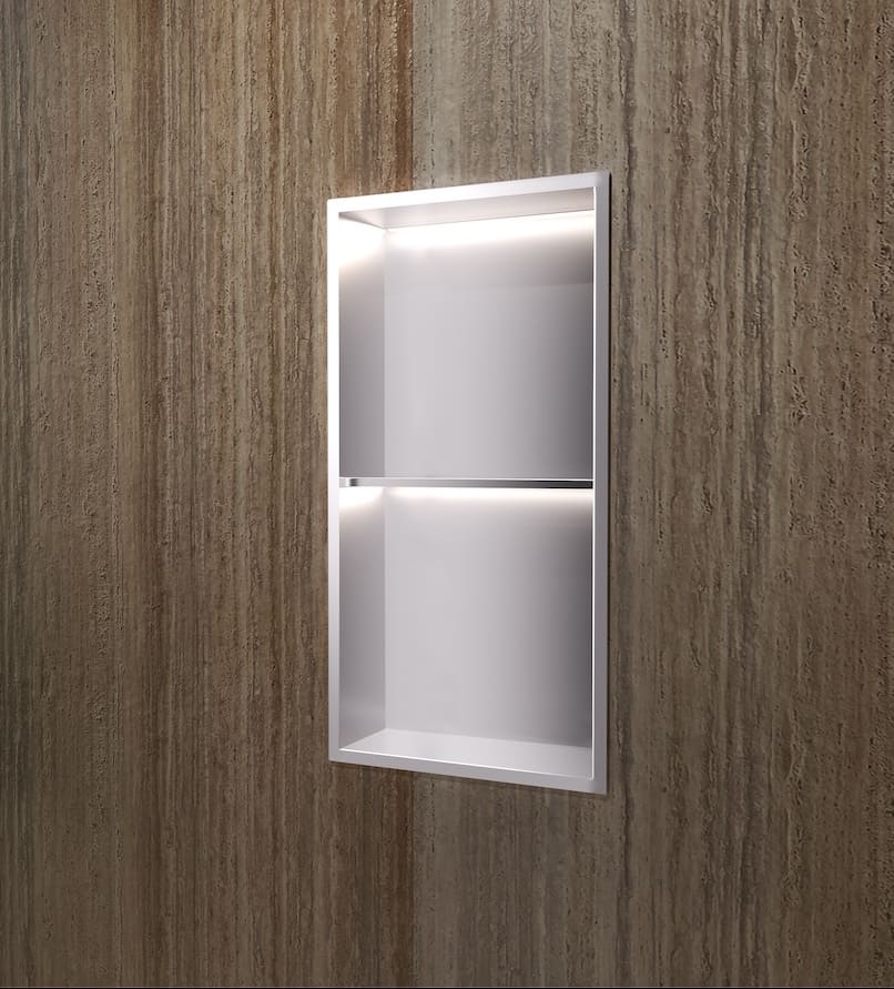 Detalhe das prateleiras do nicho de encastrar Marshall níquel escovado com luz LED.
