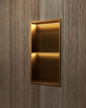 Detalhe das prateleiras do nicho de encastrar Marshall com luz LED acolhedora.