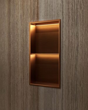 Detalhe das prateleiras do nicho de encastrar Marshall ouro rosa com luz LED.