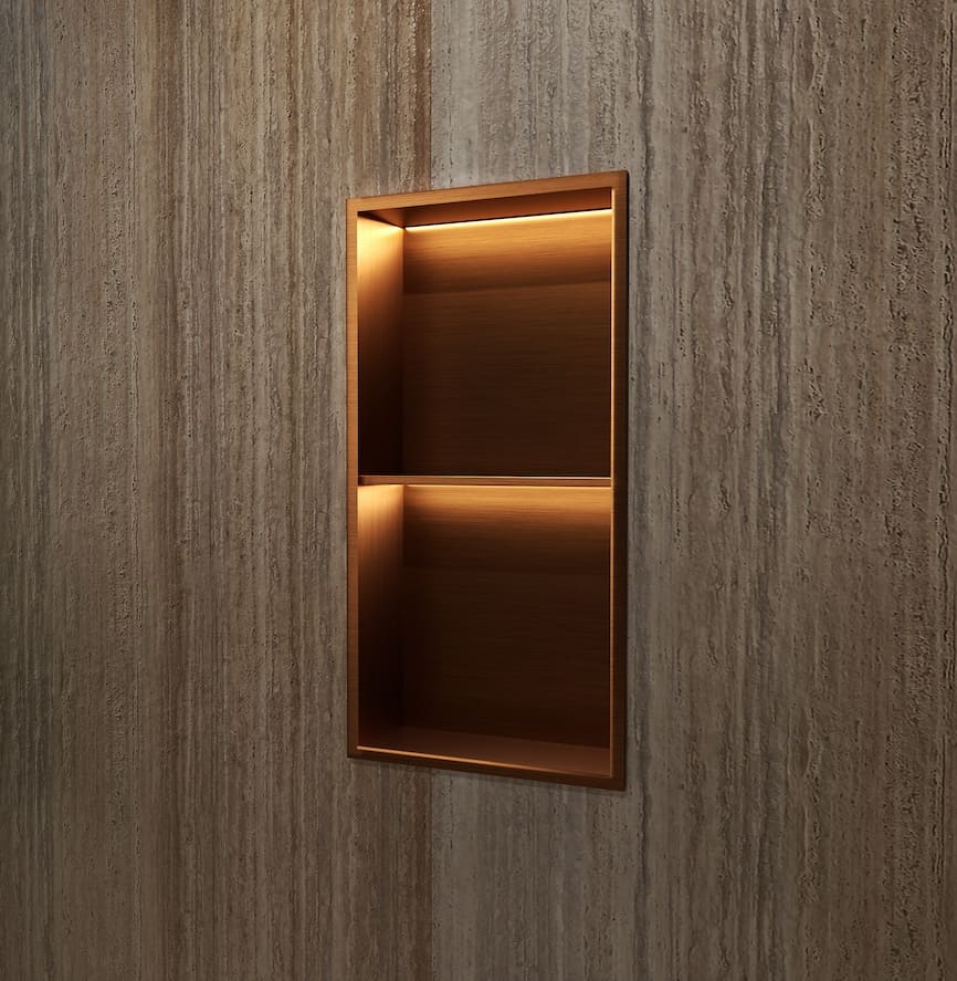 Detalhe das prateleiras do nicho de encastrar Marshall ouro rosa com luz LED.