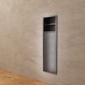 Nicho de encastrar para porta-escovas Egean 17x60cm em Black Gun Metal PVD instalado na parede.
