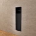 Nicho de encastrar para porta-escovas Egean 17x60cm em preto mate instalado na parede.