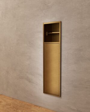 Nicho de encastrar para porta-escovas Egean 17x60cm em Ouro Escovado PVD instalado na parede.