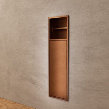 Nicho de encastrar para porta-escovas Egean 17x60cm em Ouro Rosa Escovado PVD instalado na parede.