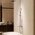 Coluna de banheira monocomando Toscana em acabamento cromado instalada em casa de banho moderna.
