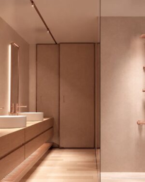Casa de banho moderna com rampa de duche monocomando Série Toscana em Ouro Rosa Escovado instalada em ambiente elegante.