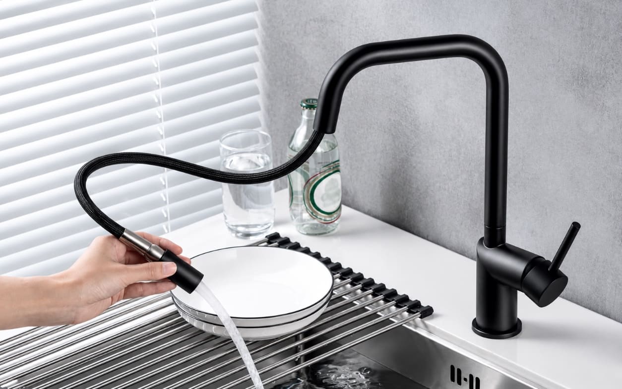 Bica extraível da torneira de cozinha monocomando extraível monza negro mate a lavar a loiça.
