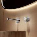 Torneira de lavatório embutida Toscana instalada na parede sobre lavatório de pousar com espelho LED.