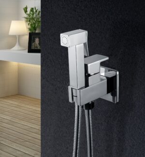 Chuveiro higiénico com água quente e fria Imex Irlanda instalado junto à sanita em casa de banho moderna
