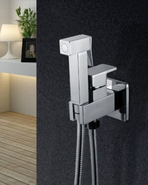Chuveiro higiénico com água quente e fria Imex Irlanda instalado junto à sanita em casa de banho moderna