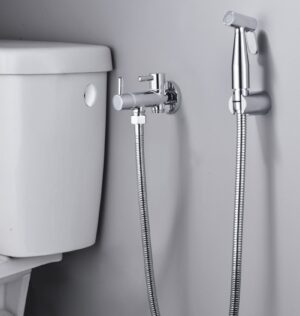 Chuveiro higiénico de sanita Ness instalado ao lado da sanita, com torneira e chuveirinho cromado.