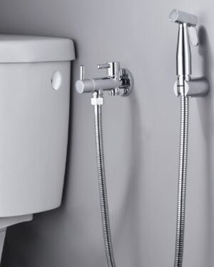 Chuveiro higiénico de sanita Ness instalado ao lado da sanita, com torneira e chuveirinho cromado.